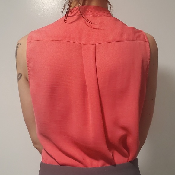 Sleeveless Button down - Picture 3 of 7